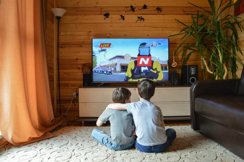 Dva kluci a vzdálenost od televize
